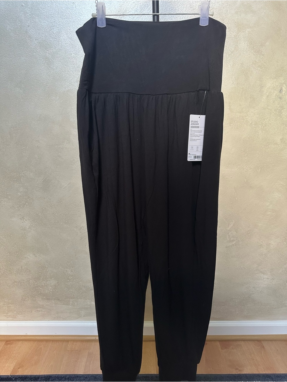 Athleta Studio Jogger size medium NWT